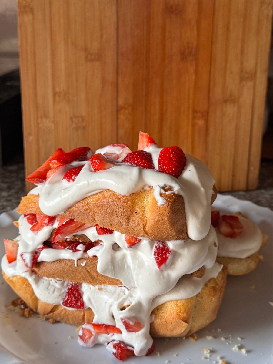 heavenbrat's tweet photo. made a strawberry vanilla cake https://t.co/leUNsRH5uB