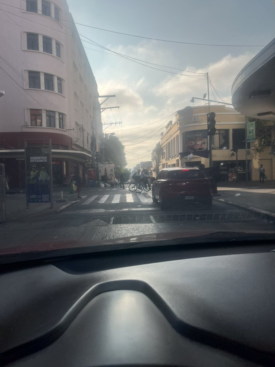 LoreVillatoro's tweet photo. 6a avenida y 11 calle sin semáforos desde hace  2 semanas @PMTMuniGuate @muniguate @amilcarmontejo https://t.co/WUl9TuVpGe