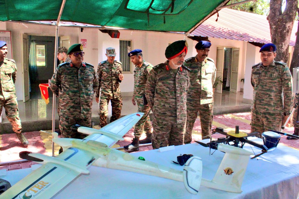 PRODefDehradun's tweet image. Maj Gen MPS Gill, VSM, GOC Uttarakhand Sub Area, visited 501 Field Survey Engineering Group (FSEG). 
He was briefed on specialised geospatial tasks and advanced #survey technologies enhancing #battlefield transparency. 
The GOC reviewed mapping &amp;amp; printing initiatives and