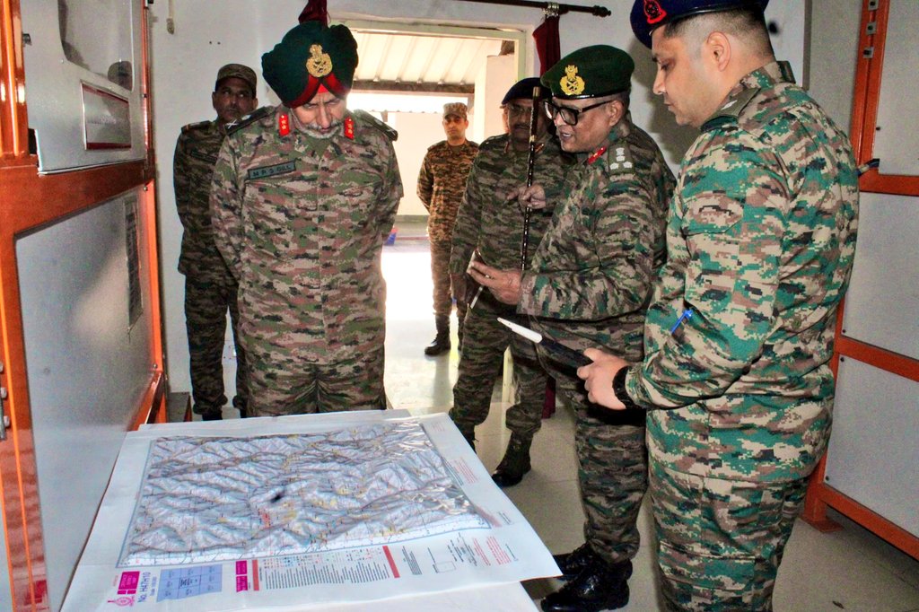 PRODefDehradun's tweet image. Maj Gen MPS Gill, VSM, GOC Uttarakhand Sub Area, visited 501 Field Survey Engineering Group (FSEG). 
He was briefed on specialised geospatial tasks and advanced #survey technologies enhancing #battlefield transparency. 
The GOC reviewed mapping &amp;amp; printing initiatives and