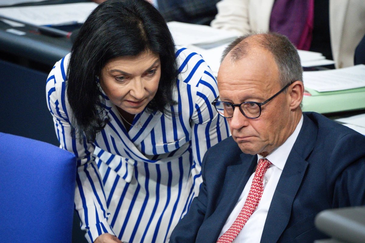 Die EINZIGE im Kabinett, bei der man noch hie und da mal etwas marktwirtschaftliches vernimmt, wird jetzt von Merz öffentlich abgewatscht.
"Der Bundeskanzler ist befremdet über den öffentlichen Schlagabtausch und mahnt Ministerin Reiche zur Zurückhaltung", heißt es aus seinem