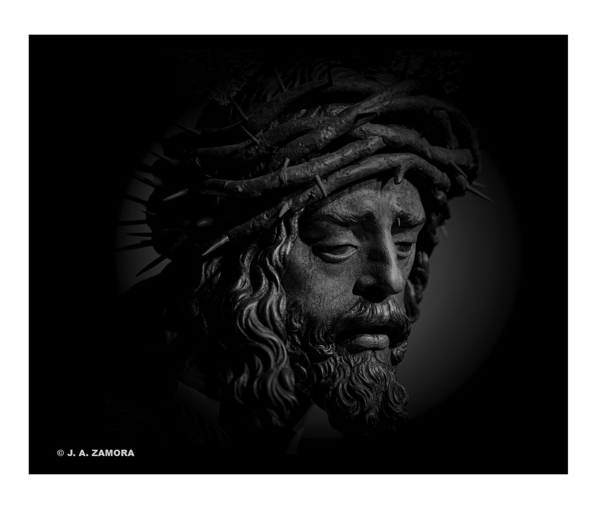 Miradas.
Semana Santa de Sevilla.
Madrugada del Viernes Santo.