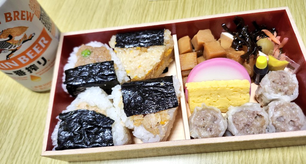 毎年、駅弁の日恒例の崎陽軒おにぎりシウマイ弁当！美味しい🍙
シウマイ弁当の次に大好きなお弁当。
限定販売ってのが良いんだろうな。毎年、月見バーガーを食べてしまうのと同じ論理。