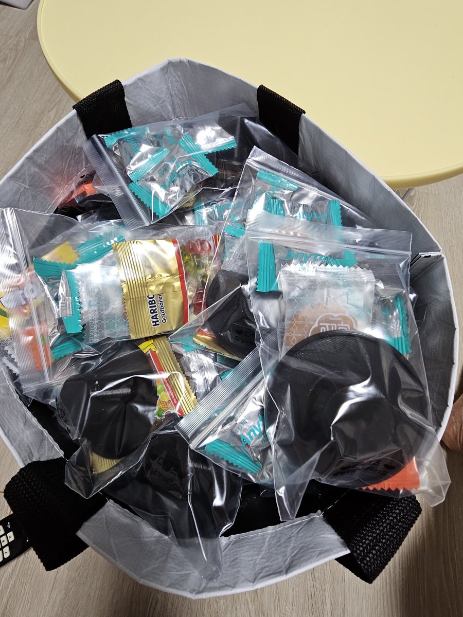 처음에는 덕메들에게 주려고 만들었는데 너무 좋아해 줘서 광화문 컴백쇼부터 나눔을 시작으로 거의 한 달 동안 열심히 제작하고 포장까지 완료했어요. 
토요일, 일요일 나눔 받아 주세용
다시 가지고 내려오면 안되용😆
#RT부탁드립니다 

#BTS #방탄소년단 #아리랑콘 #사미밤갓파츠