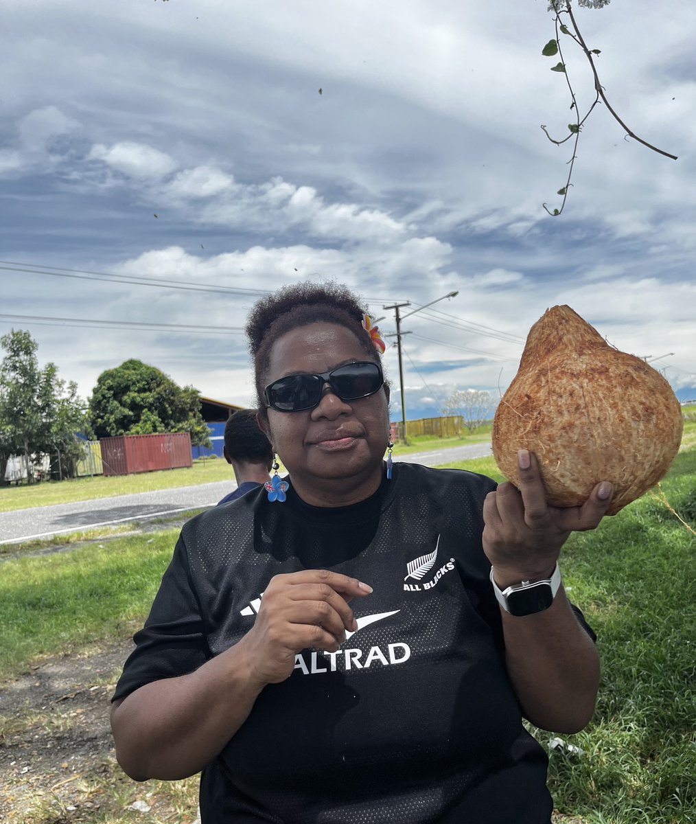 B_Duresi's tweet photo. Stopped on the roadside for some fresh “kulau” (coconut). PGK1.00 for this huge coconut! #Morobe #papuanewguinea https://t.co/k6WxgNXnZt