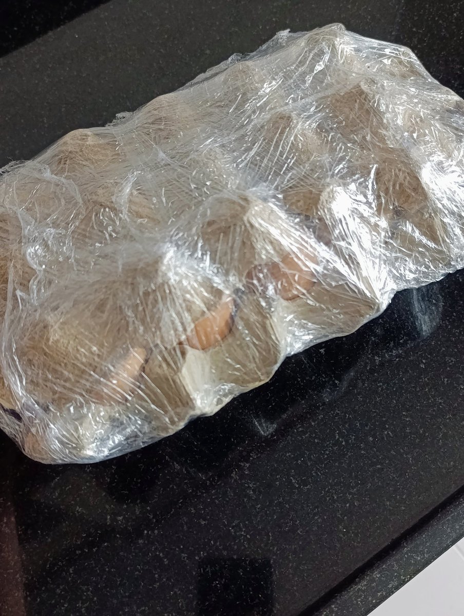 Öğrencisinin kendi tavuklarının yumurtasını getirdiği o öğretmenim 🥹 Böyle içten gelen inceliklerin çağa karşı koyan güzelliklerin hastasıyım.