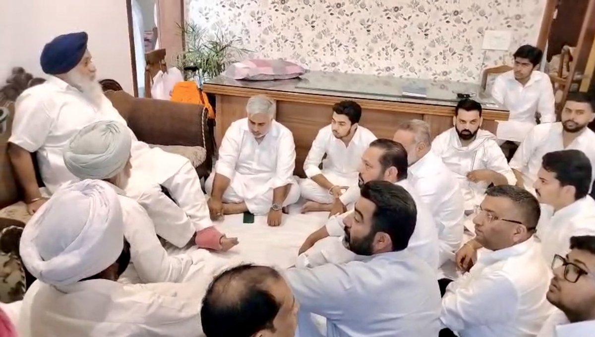 officeofssbadal's tweet photo. ਬੀਤੇ ਦਿਨੀ ਤਲਵੰਡੀ ਸਾਬੋ ਤੋਂ ਨੌਜਵਾਨ ਕਾਂਗਰਸੀ ਆਗੂ ਸ. ਖੁਸ਼ਬਾਜ ਸਿੰਘ ਜਟਾਣਾ ਸੜਕ ਹਾਦਸੇ ਵਿੱਚ ਅਕਾਲ ਚਲਾਣਾ ਕਰ ਗਏ ਸਨ, ਅੱਜ ਉਹਨਾਂ ਦੇ ਪਰਿਵਾਰ ਨਾਲ ਦੁੱਖ ਸਾਂਝਾ ਕੀਤਾ। ਜਟਾਣਾ ਨੇ ਛੋਟੀ ਉਮਰੇ ਮਿਹਨਤ ਨਾਲ ਆਪਣਾ ਨਾਮ ਬਣਾਇਆ ਤੇ ਸਾਫ਼ ਸੁਥਰੀ ਰਾਜਨੀਤੀ ਕੀਤੀ। ਉਹਨਾਂ ਦੇ ਜਾਣ ਨਾਲ ਪਰਿਵਾਰ ਅਤੇ ਸਨੇਹੀਆਂ ਨੂੰ ਵੱਡਾ ਘਾਟਾ ਪਿਆ ਹੈ। ਗੁਰੂ ਸਾਹਿਬ ਵਿਛੜੀ ਰੂਹ ਨੂੰ ਆਪਣੇ ਚਰਨਾਂ ਵਿੱਚ ਨਿਵਾਸ ਬਖਸ਼ਣ ਤੇ ਪਰਿਵਾਰ ਨੂੰ ਅਸਹਿ ਭਾਣਾ ਮੰਨਣ ਦਾ ਬਲ ਬਖਸ਼ਣ।