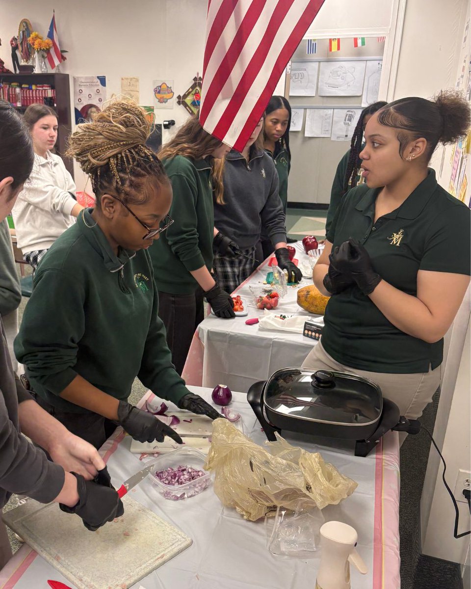 stvmirish's tweet image. Spanish Honors brought learning to life! 🇵🇪🍳

After their Peru unit, students made a Peruvian breakfast—spinach omelets &amp;amp; smoothies 🌿🥤 A flavorful classroom experience! ✨
#STVM #STVMFamily #IrishPride #StudentLife #ExperientialLearning #SpanishHonors