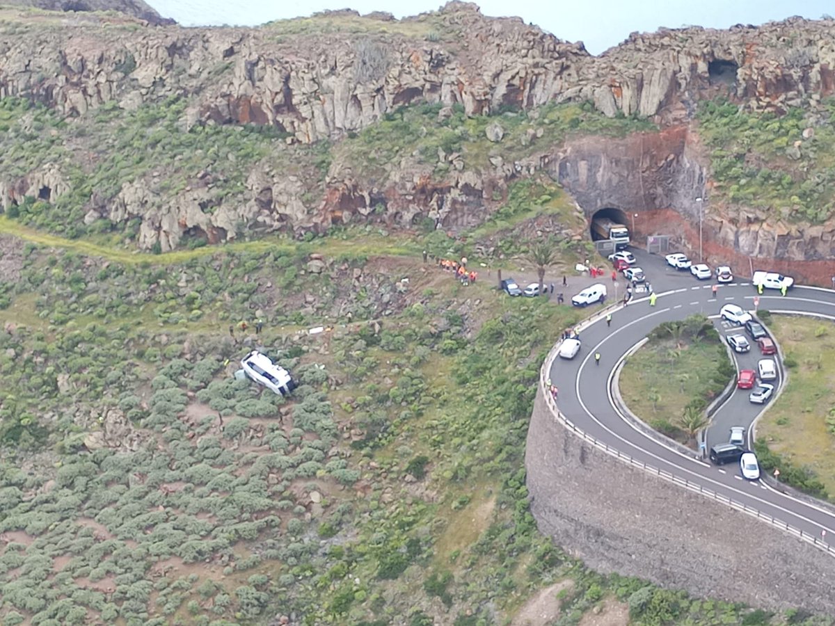 Precipitación de una guagua por un barranco en la carretera GM-2, San Sebastián de #LaGomera

➡️Actuando en la zona un dispositivo integrado por #SUC, #GES, <a href="/guardiacivil/">Guardia Civil</a>, #ProtecciónCivil y Medio Ambiente <a href="/CabildoLaGomera/">Cabildo de La Gomera</a>