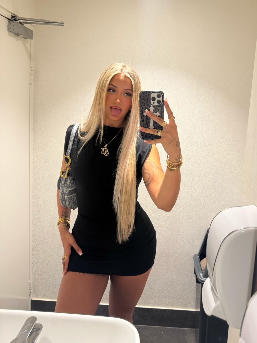 spoilscarlette's tweet photo. Wouldn’t I look so hot on your bank statements https://t.co/6R7tRfpPrA