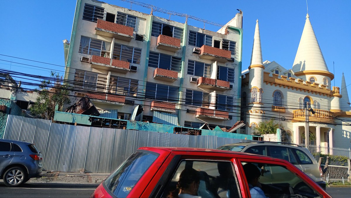 Ex Hotel Alameda en plena demolición, un icono de la Flor Blanca desaparece...