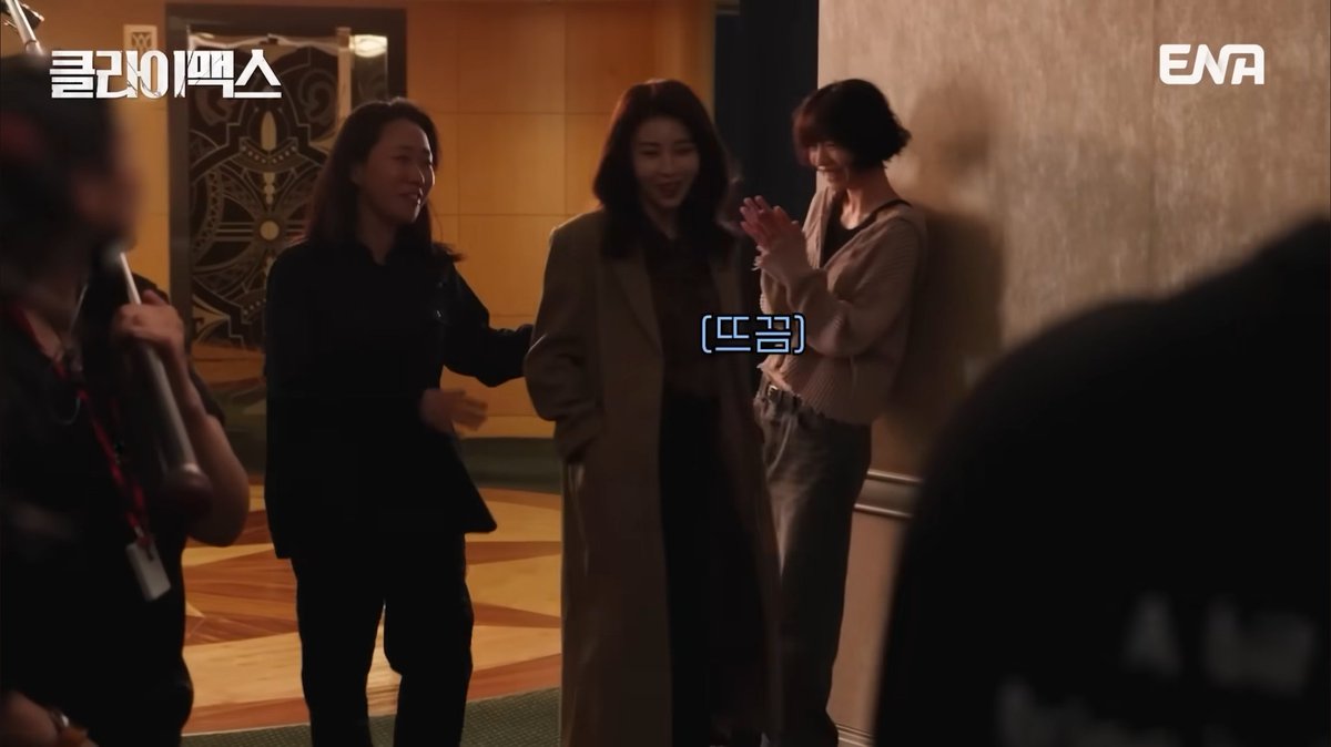 아니 이지원감독님 뭐냐고요 왤케옷을귀엽고헐랭하게 입엇냐고요,,! 저런핏의 셔츠와바지 내기억에 업다고요
