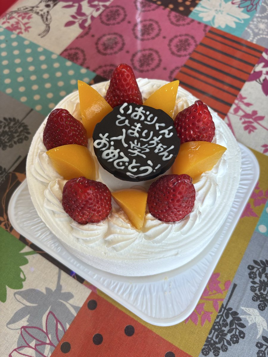 sweets_boston's tweet photo. 今日4月10日は地元倉吉市の小学校、中学生の入学式でした。大きいランドセル🎒の小学1年生さん、スーツのお父さん。少し大きめ制服の中学生さん、着物のお母さんを見かけました。皆さんがんばってね🎂㊗️！
#お祝いケーキ #入学式　#ケーキ屋さん #バーズデーケーキ #入学祝い https://t.co/X4UPZgV33Z