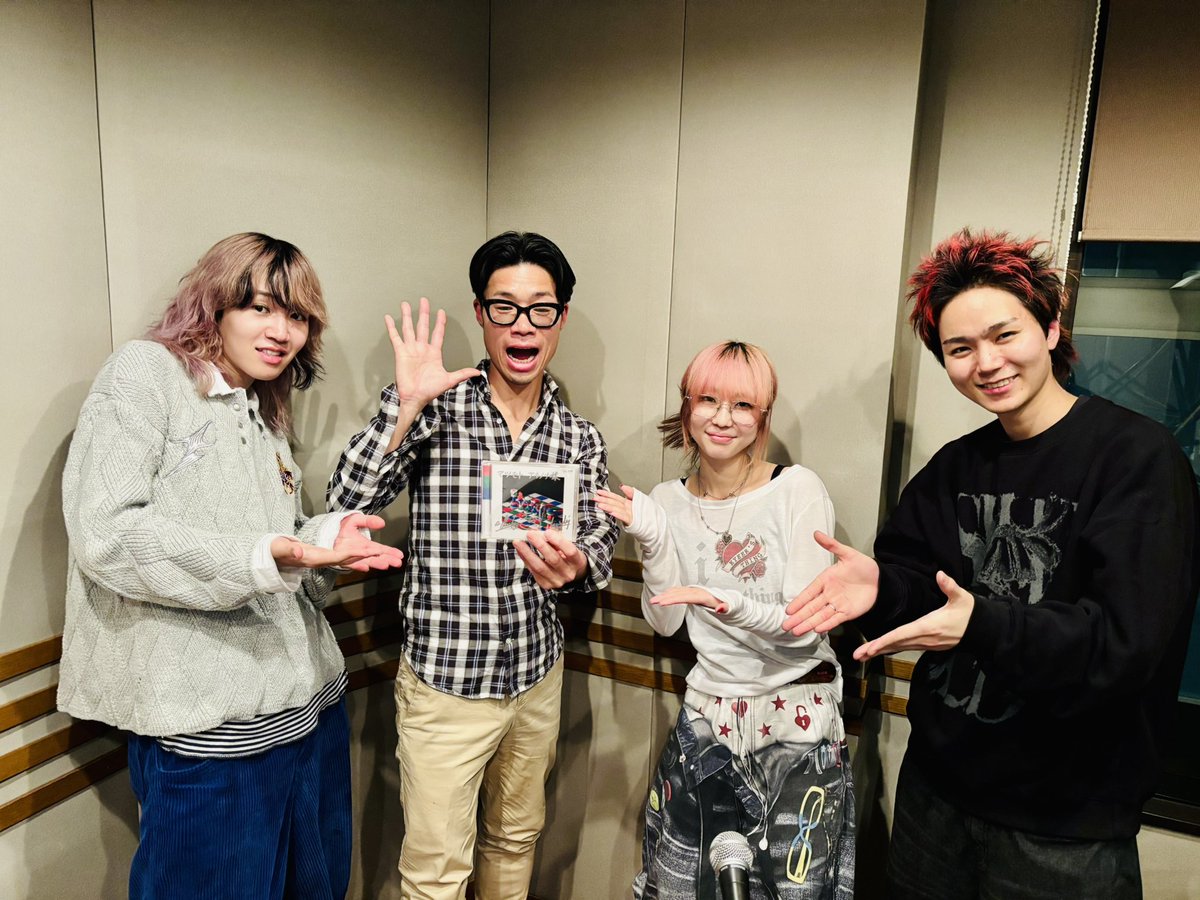 fmkyoto_LIFT's tweet image. 4/9(木) #リフト

#muque のみなさんをお迎えしました‼︎
@muque_official 

muqueは4/15に
2ndアルバム「GLHF」をリリース‼︎
※Good Luck,Have Funの略‼︎

4/11(土)「Zeep Osaka Bayside」でライブも決定しています‼︎