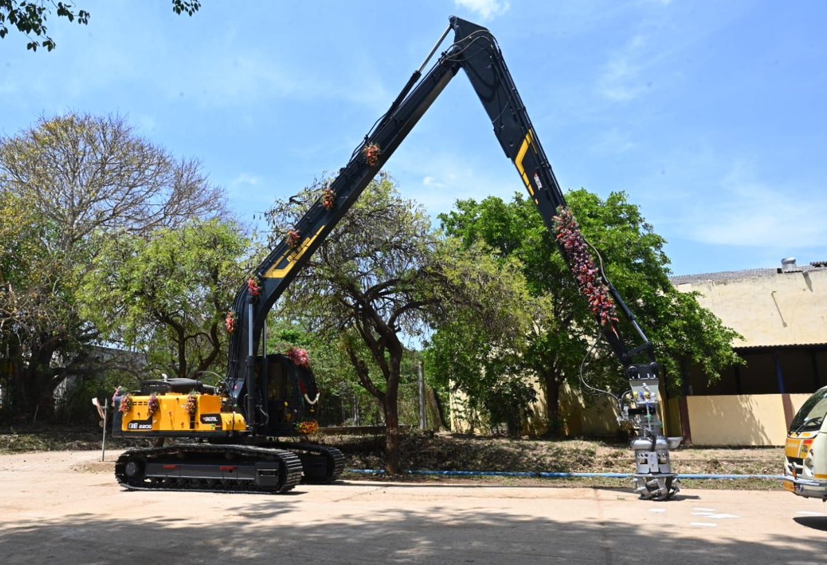 DredgingToday's tweet image. #BEML launches long reach #excavator with #Dragflow dredge pump

dredgingtoday.com/2026/04/10/bem…