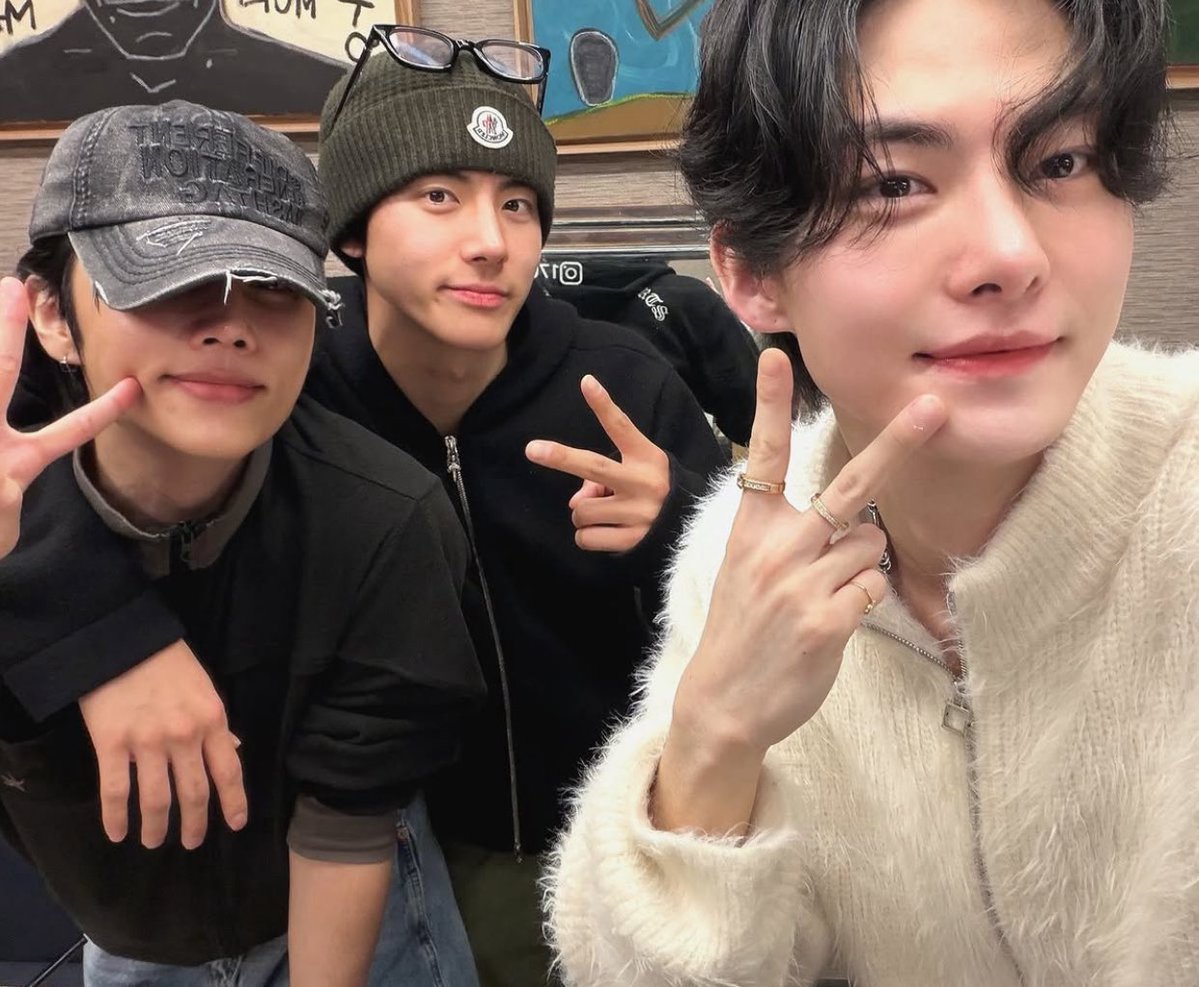 ellie 🎱 tweet media