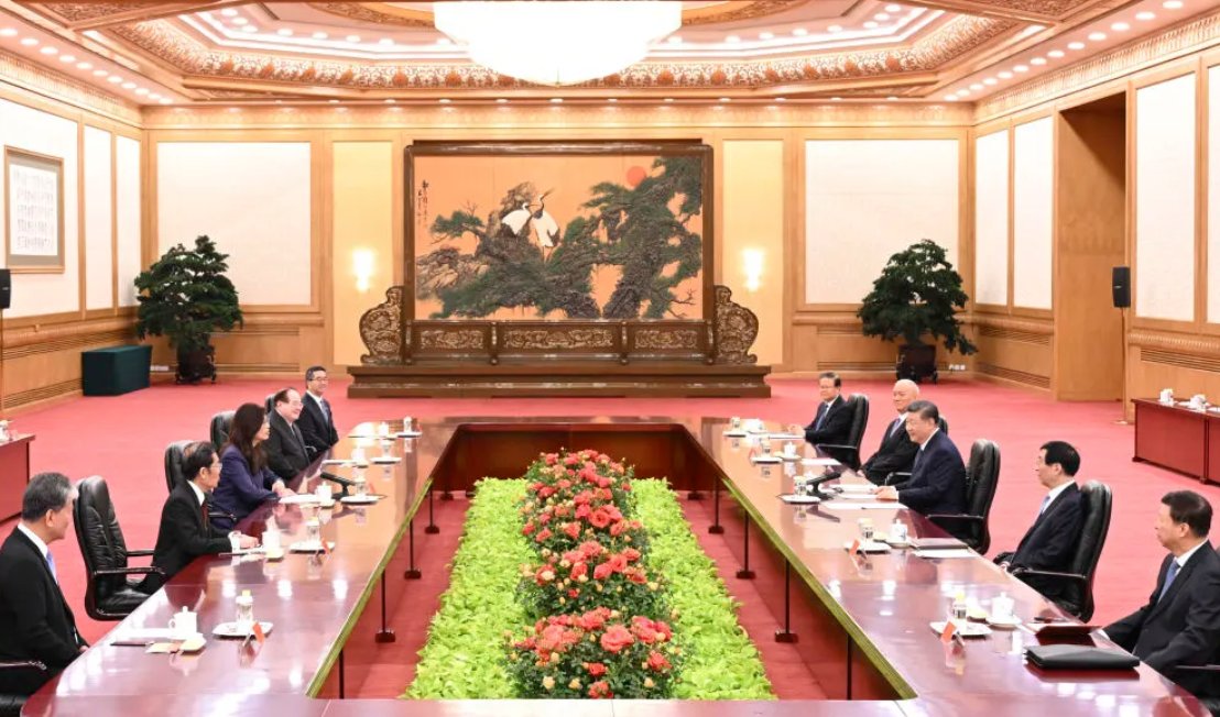 553Fhyy's tweet photo. 习近平总书记会见中国国民党主席郑丽文，他强调两岸同胞同属中华民族，包括台湾同胞在内的各族人民共同缔造了统一的多民族国家，共同书写了辉煌的中国历史，共同创造了灿烂的中华文明，共同培育了伟大的民族精神。 https://t.co/HGgqZz7PsS
