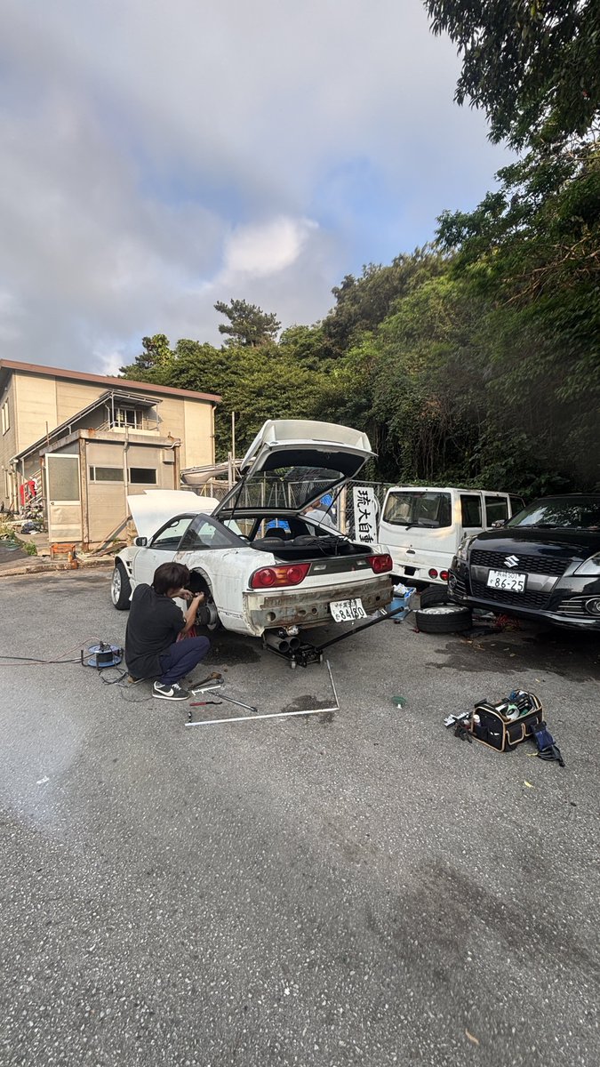 U_R_A_C's tweet photo. 副部長の180SX、納車当日にアーチ上げ&amp;車高下げ
果たして新歓ドライブ出発までに作業が終わるのか!? https://t.co/1q1TV4Lcrc