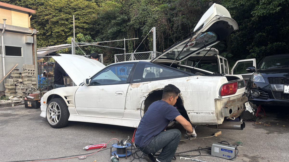 U_R_A_C's tweet photo. 副部長の180SX、納車当日にアーチ上げ&amp;車高下げ
果たして新歓ドライブ出発までに作業が終わるのか!? https://t.co/1q1TV4Lcrc