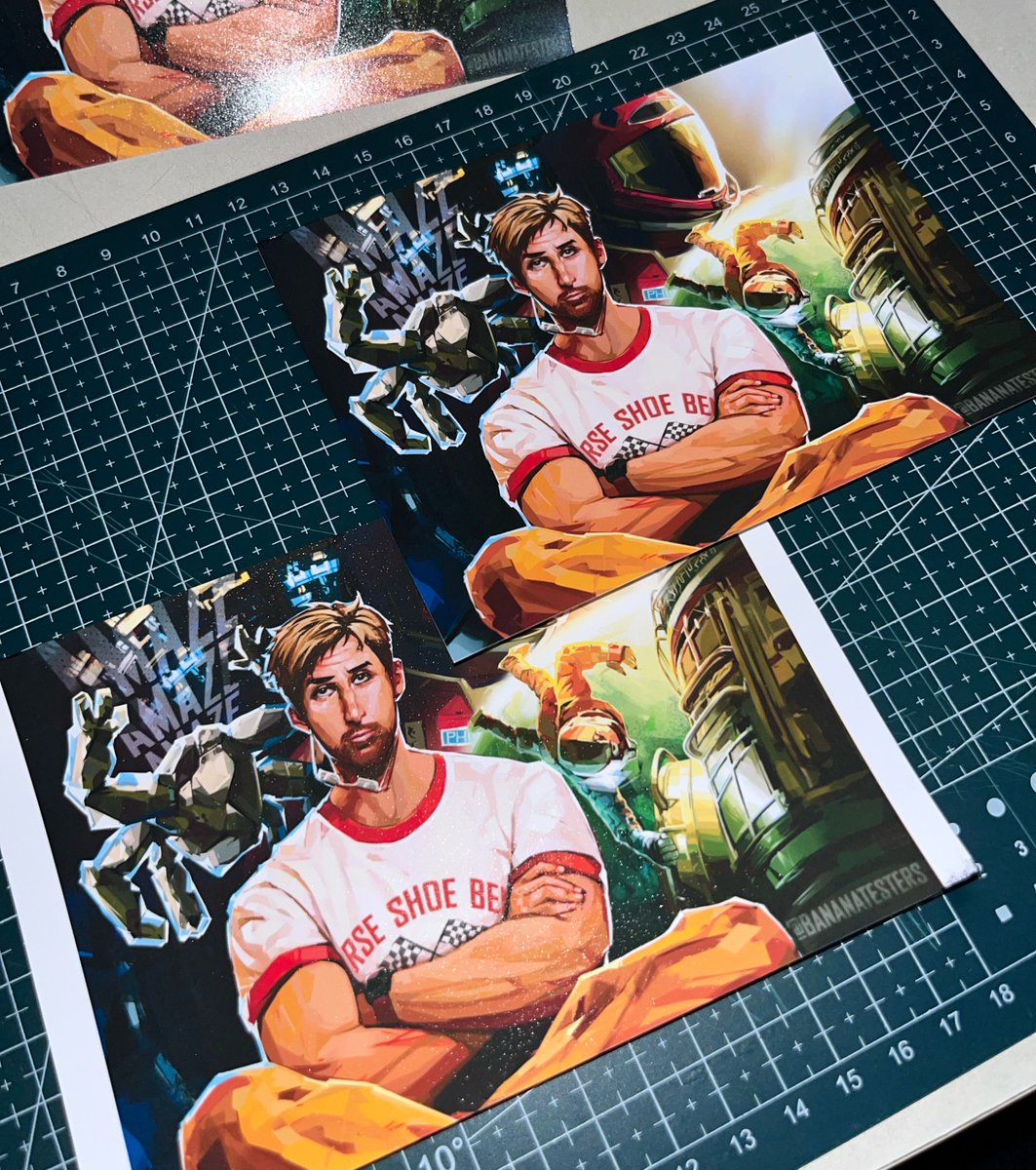 แอบมาสปอย 1 ใน #giveaway เป็นโปสการ์ดจะขนาดไม่เต็ม 4x6 นะ อันนี้ลองปริ้นเอง จะไปปริ้นร้านอีกที ถ้าเลือกกระดาษได้แล้ว ใครอยากแนะนำกระดาษแนะนำมาได้นะ แล้วก็จะมีสตก อีก 2-3 อัน 

งานคมช นักวาด >> Kitipoom B Thanormchad งานจริงโหดมาก เครื่องปริ้นฉันสีดรอป 
 #projecthailmary