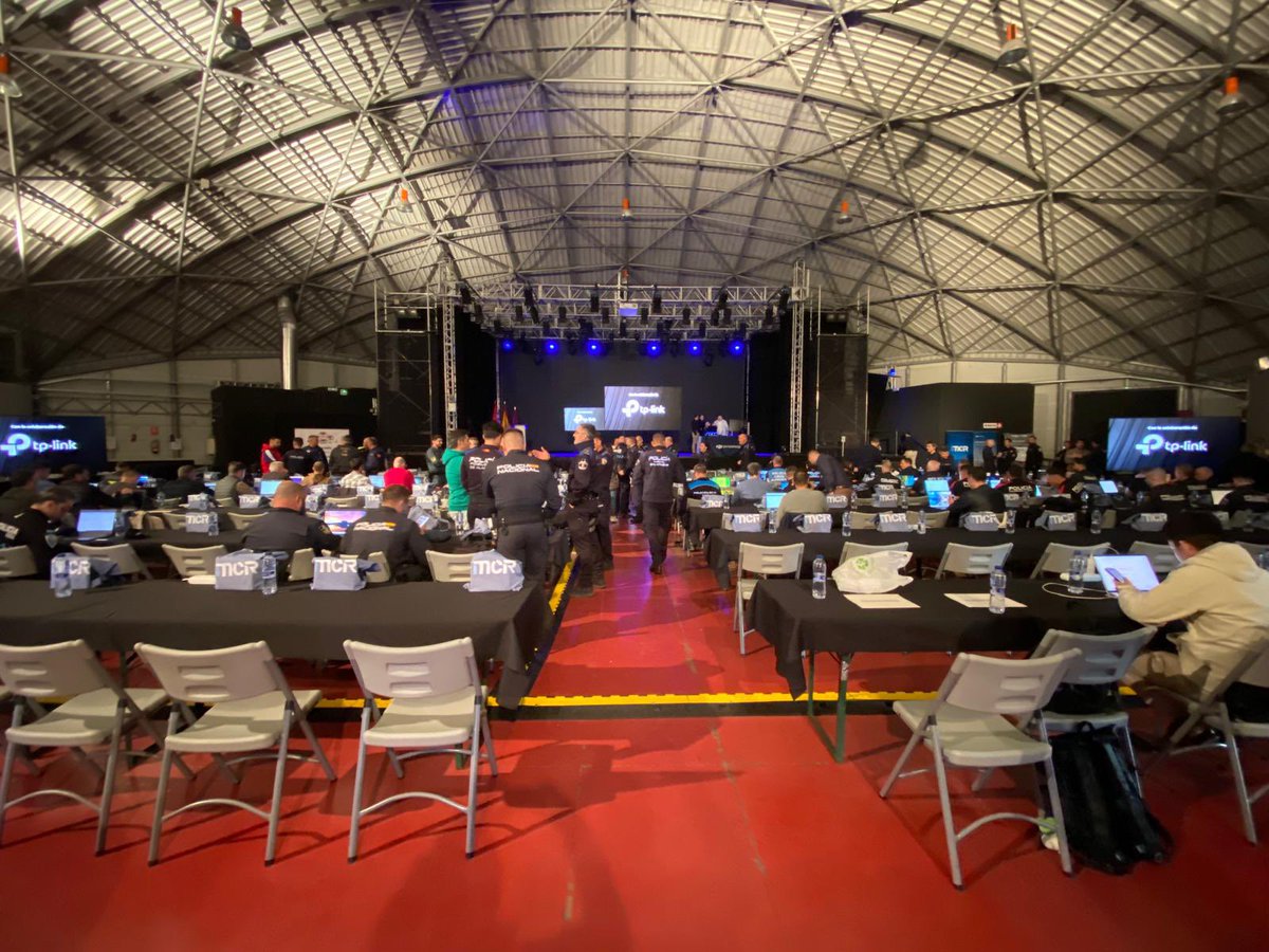 policiavaldmoro's tweet image. 📆#Ayer
📍#Alcobendas

Participamos en la jornada sobre Nuevas Tecnologías aplicadas en #Drones

Organizada por @Alcobendas_Poli, con la colaboración de @DJIEnterprise @SamsungEspana y Grupo MCR.

Una oportunidad para seguir formándonos y mejorar nuestras capacidades operativas.