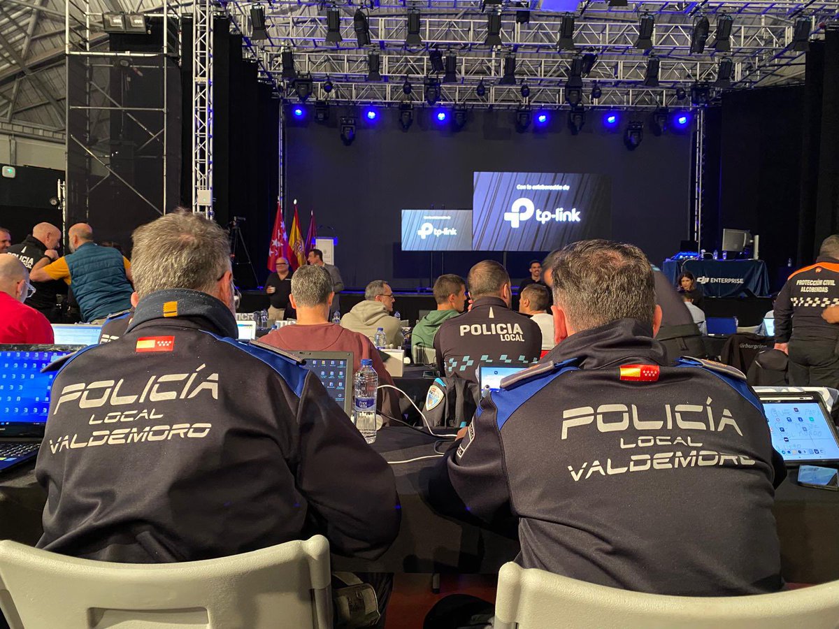 policiavaldmoro's tweet image. 📆#Ayer
📍#Alcobendas

Participamos en la jornada sobre Nuevas Tecnologías aplicadas en #Drones

Organizada por @Alcobendas_Poli, con la colaboración de @DJIEnterprise @SamsungEspana y Grupo MCR.

Una oportunidad para seguir formándonos y mejorar nuestras capacidades operativas.