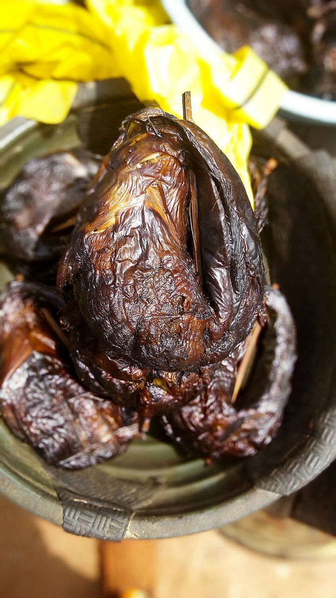 abdoulore's tweet image. 日本の皆さん、こんにちは 🇯🇵

これは エジャ・グベ（Eja gbigbe）、ヨルバ語で 燻製魚 を意味します。新鮮な魚を 下処理して塩をふり、ゆっくり燻製にして乾燥 させることで、保存性を高めながら深い燻製の風味を加えます。

調理前には