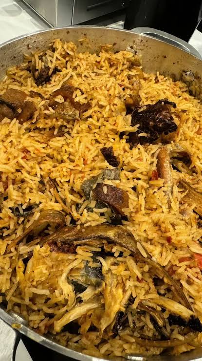 abdoulore's tweet image. 日本の皆さん、こんにちは 🇯🇵

これは エジャ・グベ（Eja gbigbe）、ヨルバ語で 燻製魚 を意味します。新鮮な魚を 下処理して塩をふり、ゆっくり燻製にして乾燥 させることで、保存性を高めながら深い燻製の風味を加えます。

調理前には