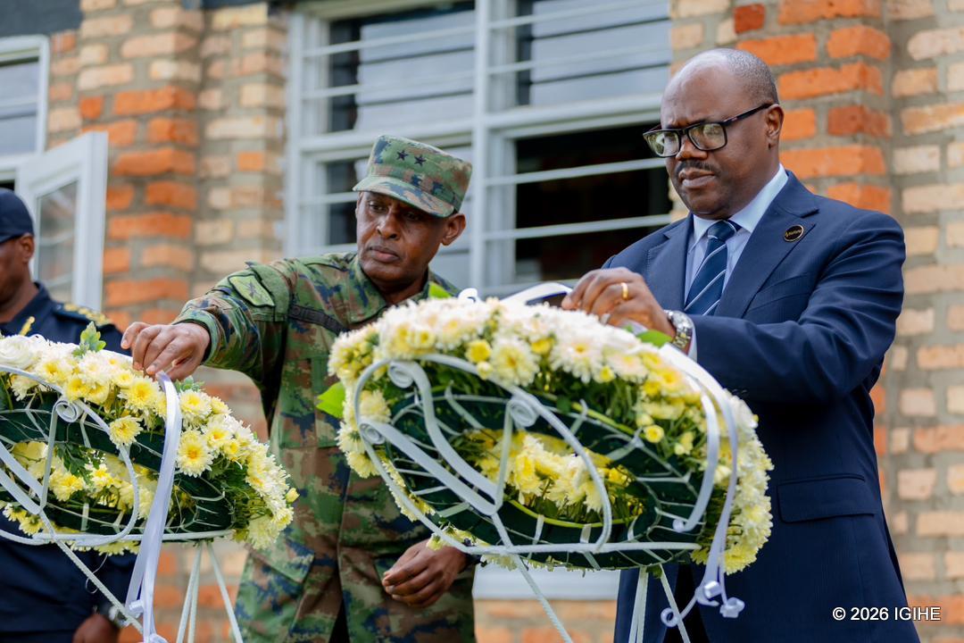 IGIHE's tweet photo. Minisitiri w’Intebe, Dr. Nsengiyumva Justin yunamiye anashyira indabo ku mva ziruhukiyemo abasaga ibihumbi 14 bashyinguwe mu Rwibutso rwa Jenoside yakorewe Abatutsi mu 1994 rwo mu Karere ka Ngororero. https://t.co/VduY3sXRJr