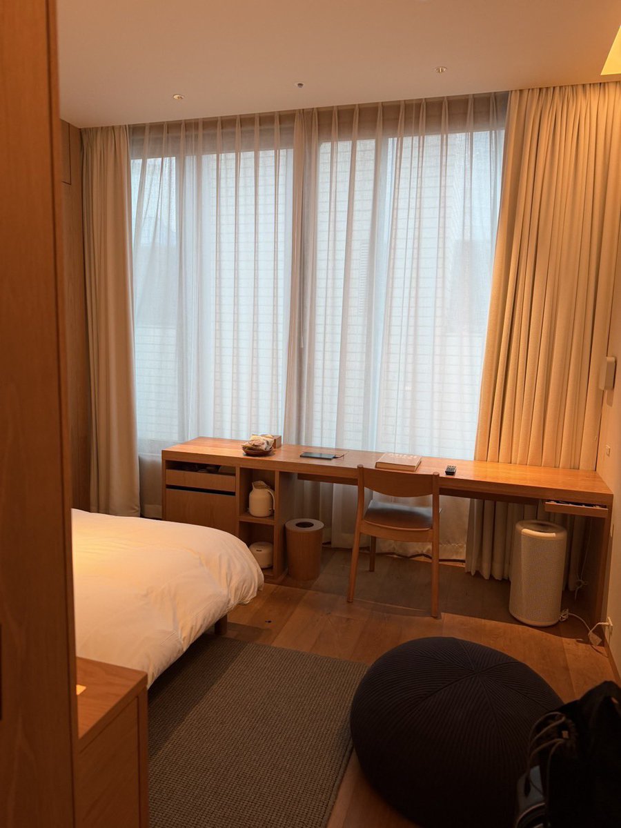 wangbrian040404's tweet photo. 第一天入住東京銀座的Muji Hotel, 後來今天才知道Muji Hotel 全球只有三家，分別是在深圳、東京和北京，而且深圳的Muji Hotel 還是全球第一家，早知道以前出差的時候就應該去深圳的Muji Hotel 住看看。 https://t.co/6jexVgwztu