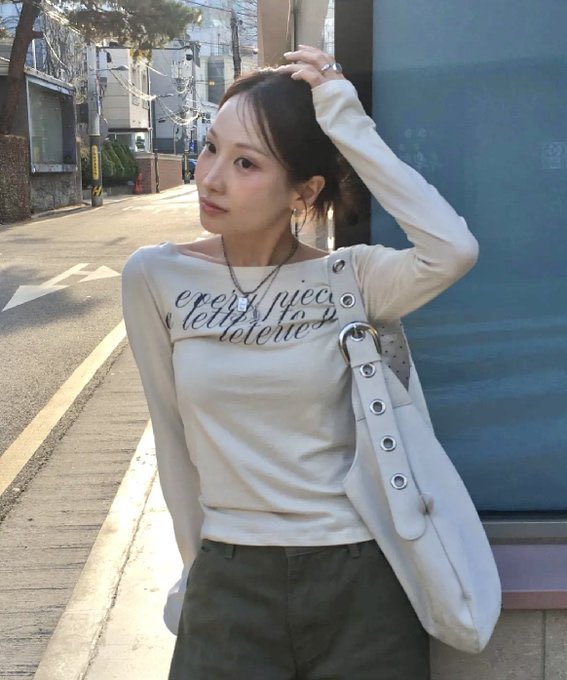 prevnseoul's tweet photo. ꒰ Pre ꒱ Leterie ⊹*⟡ 👧🏻🪟🎀*۪ ♡̷ ⋆
lettering off-shoulder tie long sleeve
★ ลด 32% เหลือ 1150.- ส่งฟรี (มัดจำ 575.-)
🛩️ ส่งกลับแอร์ ♡ รับพรีจนกว่าคูปองจะหมดค่ะ
#leterie #กดเว็บเกาหลี #พรีออเดอร์เกาหลี https://t.co/FTy7CeVudK