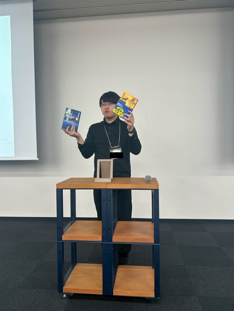 広報のJです。本日は月例活動の #ビブリオバトル🔥を紹介します！
5分間で本を語り尽くし｢一番読みたくなった本」を決める知的書評バトル！話す力も、出会いも一気に広がる最高の場です。#共読サポーターズ として盛り上げましょう！  #春から帝京