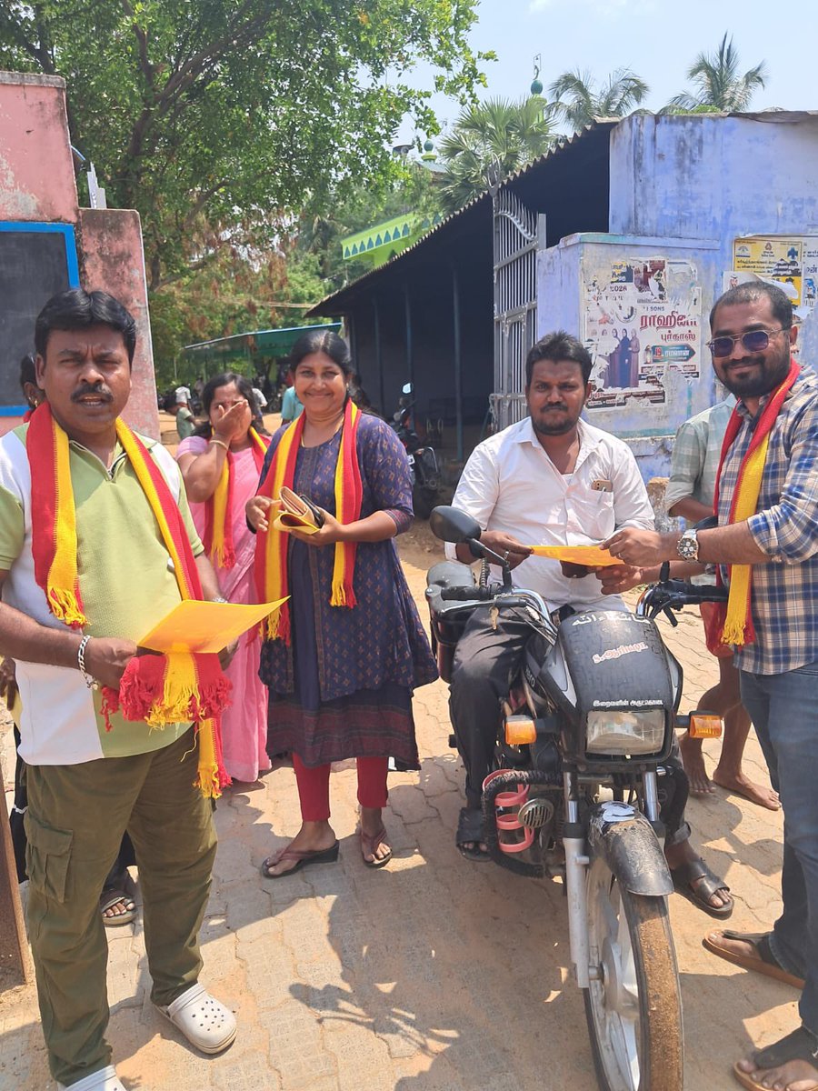 tvkkallidai's tweet photo. இன்று தமிழக வெற்றி கழகத்தின் சார்பாக சேரன்மகாதேவி ஜும்மா பள்ளிவாசலில் வைத்து இஸ்லாமிய  வாக்காளர்களிடம் நமது வெற்றி வேட்பாளர் @NellaiRajagopal அவர்களை ஆதரித்து துண்டு சீட்டு பிரச்சாரம்  மேற்கொண்டோம். வாக்களிப்பீர் #விசில் சின்னத்திற்கு #EID #insha #Allah_hu_Akhbar 
#TVK #Friday https://t.co/SIuFw0zVIR