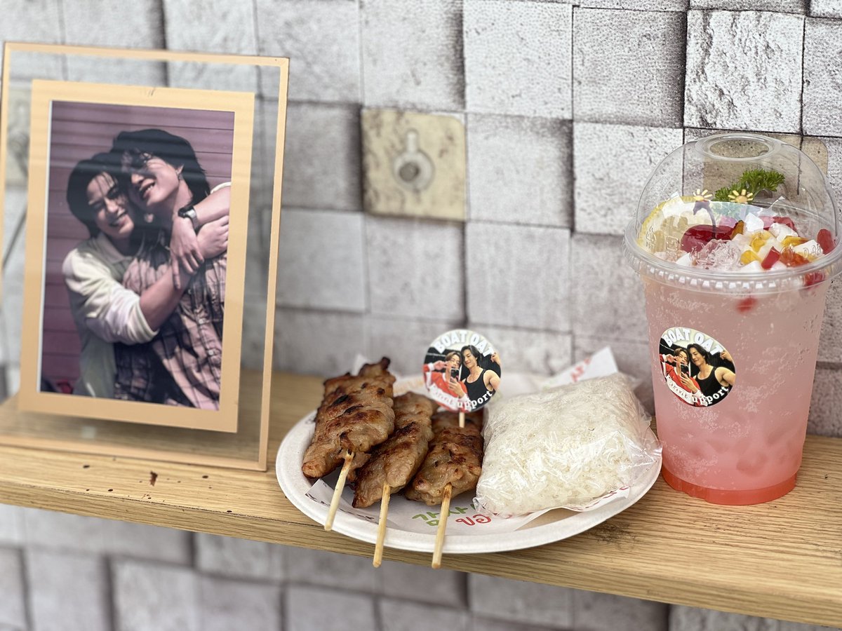 Boatoatofficial's tweet photo. Food Truck for BoatOat🦦❤️🐰
Sticky rice with grilled pork 50 + drink 50 Serve

Special thanks🫶 Chinese fans
@LipingYang1004   @TZnly  @yongmaijub @xiaomam137158 @zoey828318 @Chenqiujun111 @gunggung1061053
@ChenyanBbb 

SHOOTING KNOT Q16
#ShootingKNOT
#KNOTtheseries #BoatOat 
#BoatYongyut #OatPasakorn
@Yong_yutt @oat_psk