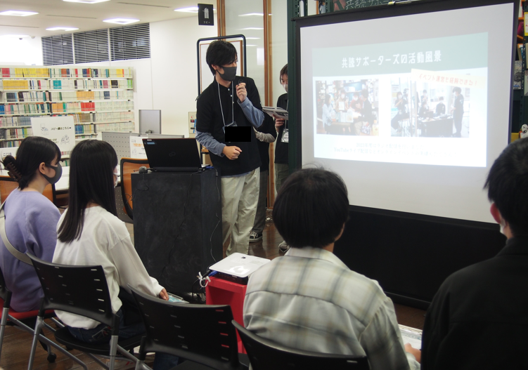 広報のMです。#共読サポーターズ 募集説明会はいよいよ明日、初回開催です！私が共読に入ったきっかけは本が好きなこと、先輩方が優しかったことです！本が好き、色々な人と関わりたいなど少しでも興味がある方はぜひ説明会にいらしてください！#春から帝京
詳細▶x.gd/rvxvK