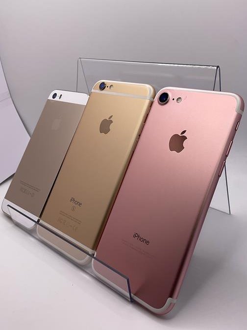じゃんぱら 大阪本店 のKです👾

韓国の若者の間で今、人気の古いiPhoneを少しだけ入荷しました🎶
実はじゃんぱら「すごく古いiPhone」も
買取・販売してるんです！📱✨
iPhone 7 / 6s やiPhone 5 なども‼
カメラ専用機やコレクションとしていかがですか？ 

掘り出し物を探しに来てくださいね！🏃‍♂️💨