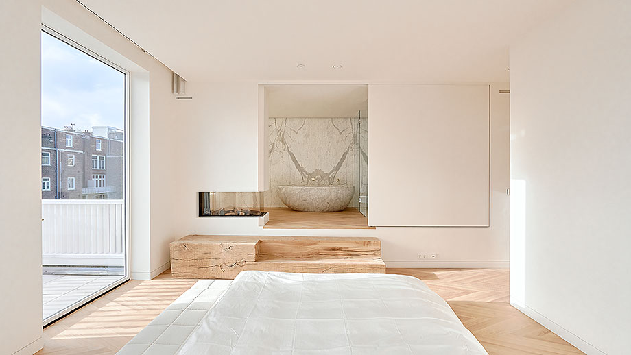 Interior_es's tweet image. zU-studio #architecture designed the #interiors of this exclusive duplex #penthouse, featuring a standout amphitheater-style #staircase that also works as a large piece of #furniture where people can sit.
-&amp;gt; Photography: Frans Parthesius
-&amp;gt; interioresminimalistas.com/2026/04/11/arc…
-&amp;gt; #Amsterdam