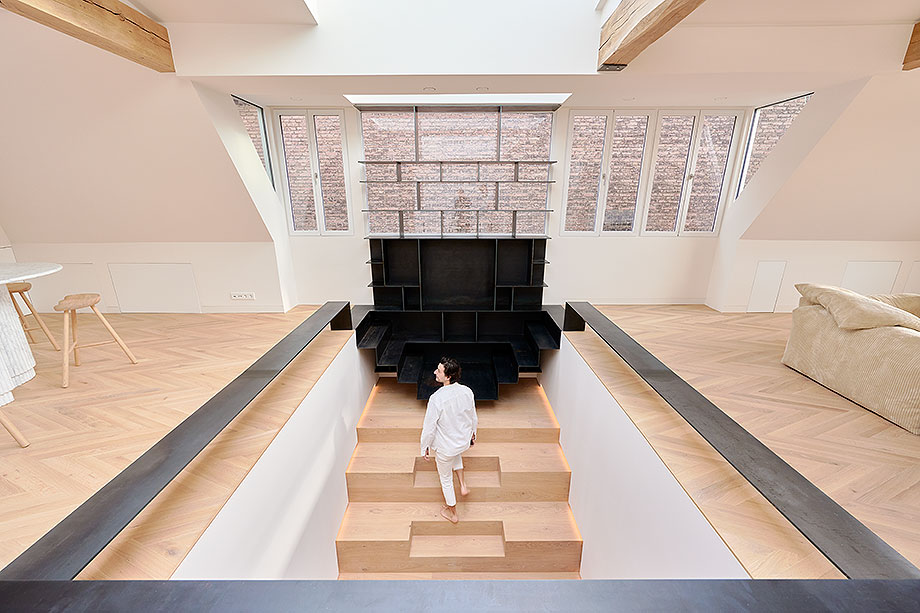 Interior_es's tweet image. zU-studio #architecture designed the #interiors of this exclusive duplex #penthouse, featuring a standout amphitheater-style #staircase that also works as a large piece of #furniture where people can sit.
-&amp;gt; Photography: Frans Parthesius
-&amp;gt; interioresminimalistas.com/2026/04/11/arc…
-&amp;gt; #Amsterdam