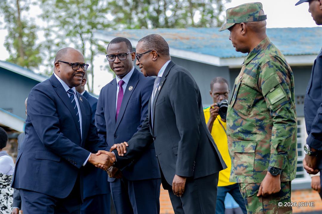 IGIHE's tweet photo. Minisitiri w’Intebe, Dr. Nsengiyumva Justin yunamiye anashyira indabo ku mva ziruhukiyemo abasaga ibihumbi 14 bashyinguwe mu Rwibutso rwa Jenoside yakorewe Abatutsi mu 1994 rwo mu Karere ka Ngororero. https://t.co/VduY3sXRJr