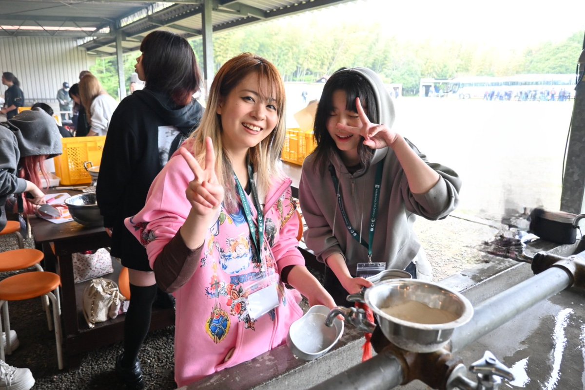TVA_News's tweet photo. *＼ #新入生合宿 2日目！／*
2日目の最終日は｢マザー牧場🐄｣

昼食はカレー作りを行いました🍛
あいにくの大雨でしたが、グループで協力して美味しいお昼ごはんになりましたね～🥄

2日間お疲れさまでした！
来週からの授業も頑張りましょう～✊

#東京ビジュアルアーツアカデミー #tva #マザー牧場 #新学期 #1年生 #春 #オリエンテーション #エンタメ専門学校