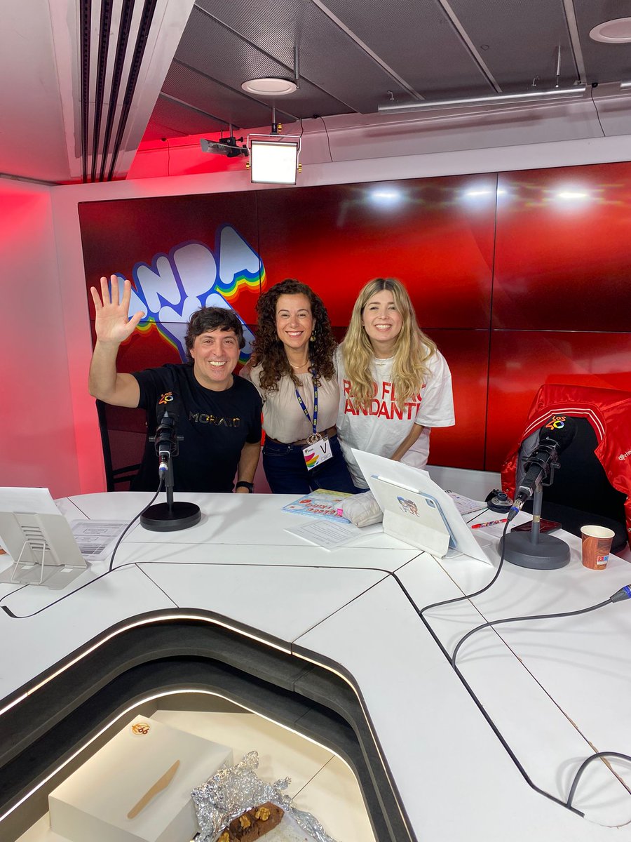 sonia_vicens's tweet photo. Hoy disfrutando del mejor Morning Show de la radio nacional en directo @40andaya .
Un lujazo verles trabajar @elgallodelos40 y @cristinabosca , sois GRANDES.
#andaya 🎙️🎙️ https://t.co/2EenNei0td