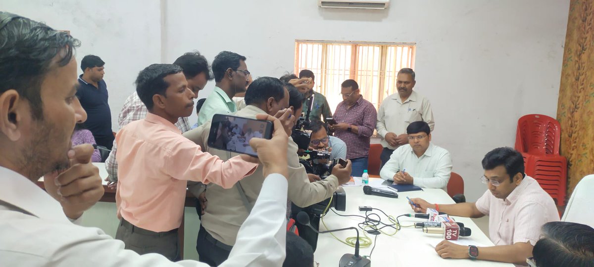 deo_agra8's tweet photo. अर्हता तिथि 01-01-2026 के आधार पर विधानसभा निर्वाचन क्षेत्रों की निर्वाचक नामावलियों को विशेष प्रगाढ़ पुनरीक्षण-2026 के दृष्टिगत अंतिम प्रकाशन दिनांक 10-04-2026 को पूर्वान्ह् 11.00 बजे जनपद स्तर पर मान्यता प्राप्त राजनीतिक दलों के साथ बैठक आयोजित कर मतदाता सूचियाँ प्रदान की गईं। https://t.co/mgTvvztZgU
