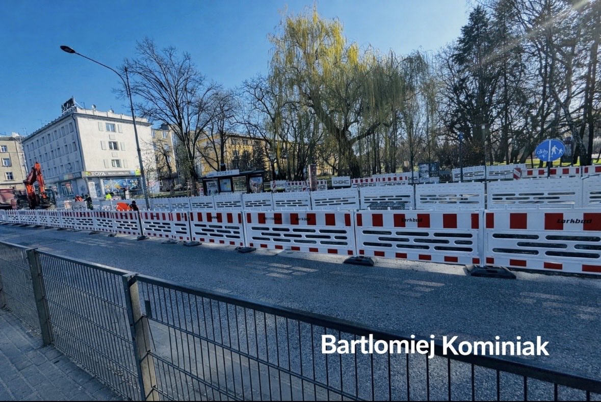 Łódź na ul. Zachodniej, w kierunku Limanowskiego (na wysokości Manufaktury i przystanku autobusowego), trwają prace drogowe. Wyłączony został fragment prawego pasa zrywany jest asfalt w związku z remontem przystanku oraz drogi rowerowej.