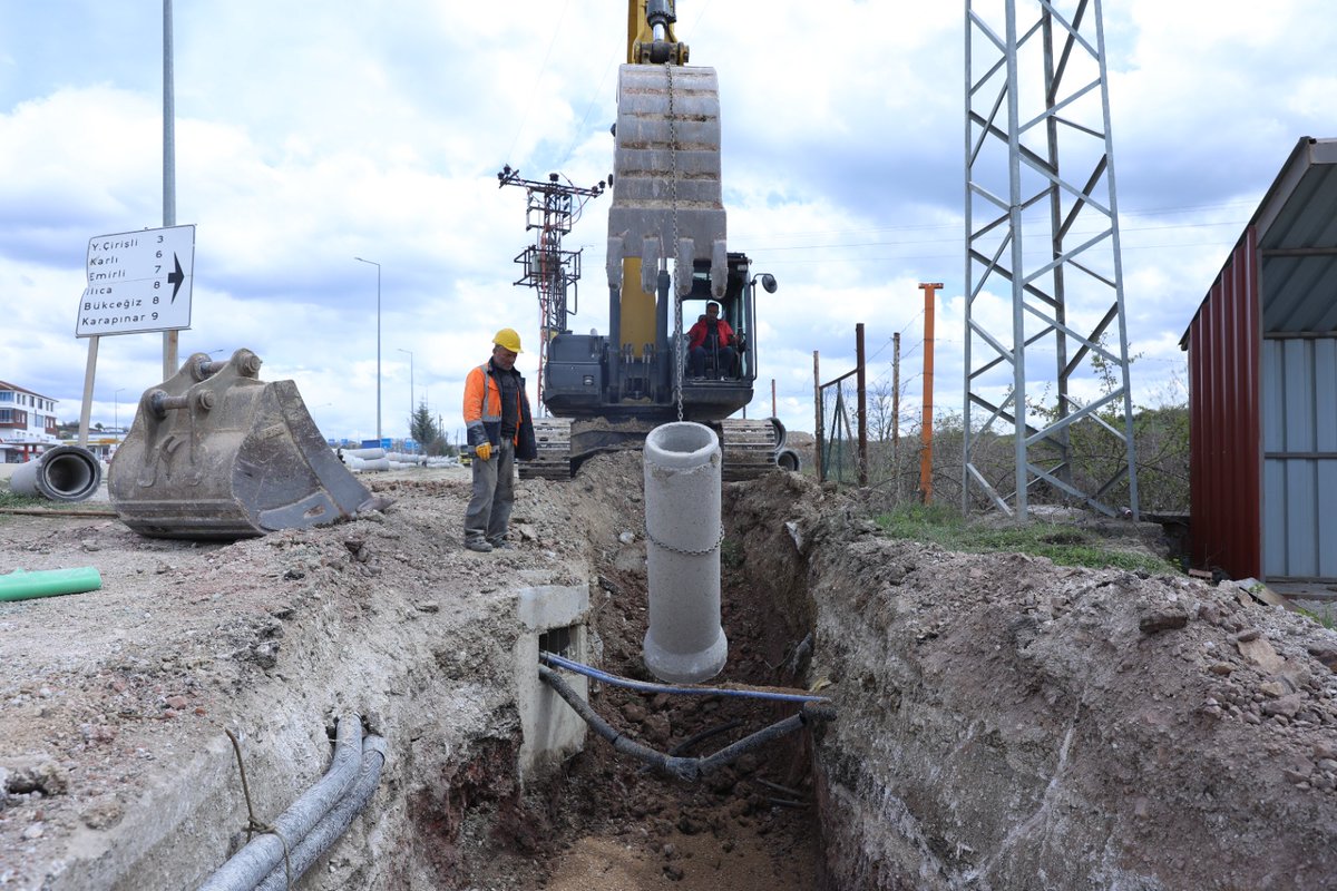 GenelSaski's tweet photo. Kavak Küçük Sanayi’de altyapıyı güçlendiriyoruz. 🚧

Yağmur suyu ve atık su hatlarında çalışmalarımız sürüyor. 💧 https://t.co/l11mqoOo1H