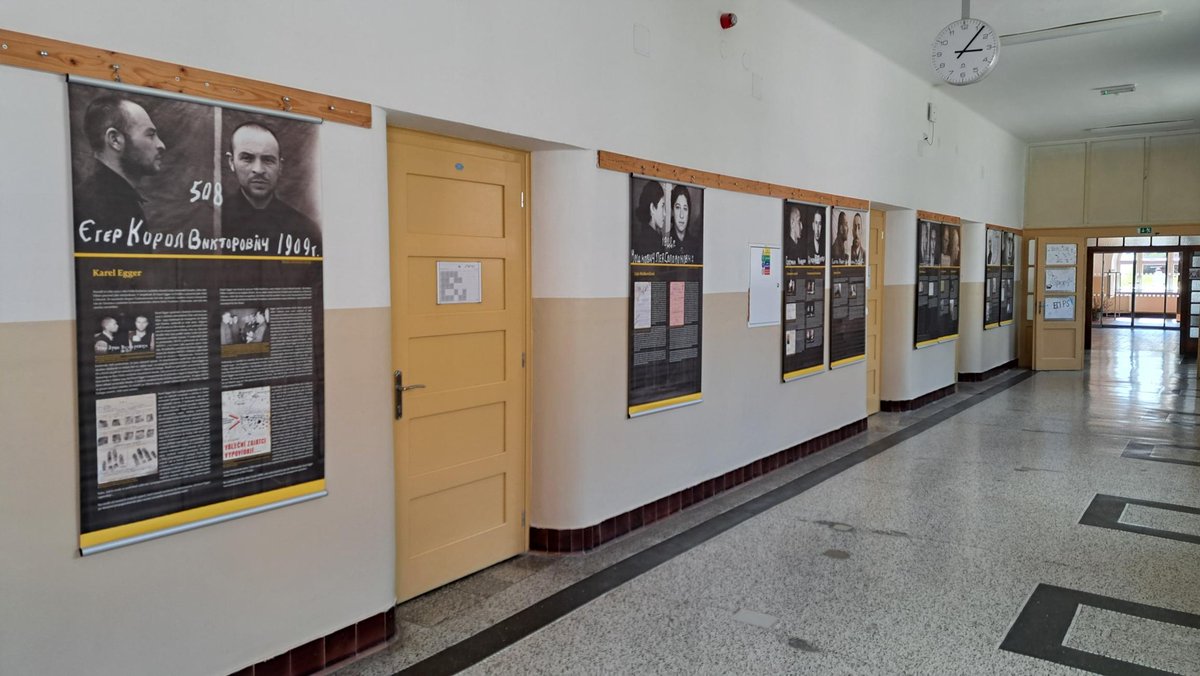 cechoslovacivg's tweet photo. Na Gymnáziu a OA Pelhřimov je k vidění výstava Židé v Gulagu od autorů Adama Hradilka a Jana Dvořáka z týmu Čechoslováci v Gulagu. 

Výstava přibližuje osudy československých Židů v sovětských pracovních táborech během 2. světové války. 

📷 Foto: @ustr_cr https://t.co/XD9V7I5czt