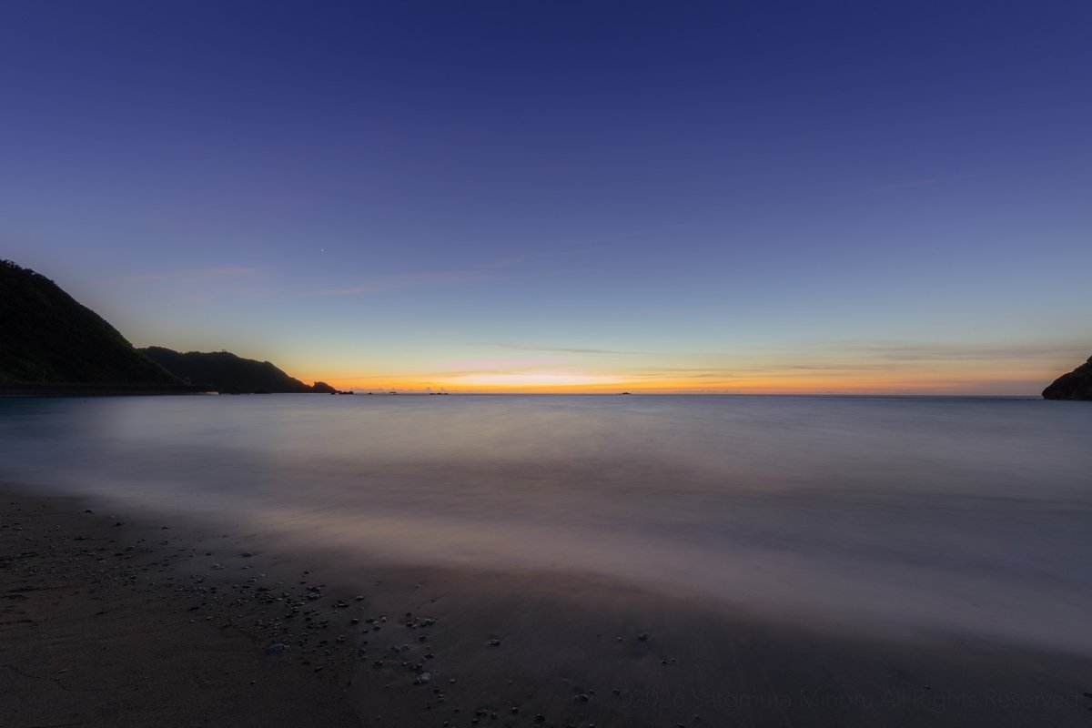 minoru08's tweet photo. 芦花部(あしけぶ)の海、夕暮れの長時間露光。
波が溶けるように静かで、時間がゆっくり流れてるみたい。
#奄美大島 #MIV https://t.co/lEawQmZPkF