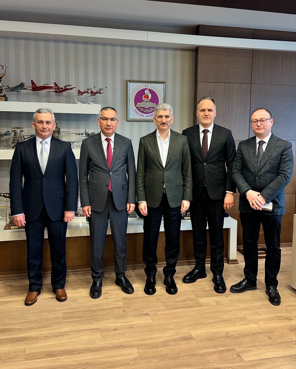 htlgince's tweet photo. Anayasa Mahkemesi Üyesi
Sayın Muhterem İNCE’yi ziyaret ettik.
Sayın Bakanımıza ilgi ve misafirperverliği için teşekkür ederim https://t.co/aEmhFNHrD2