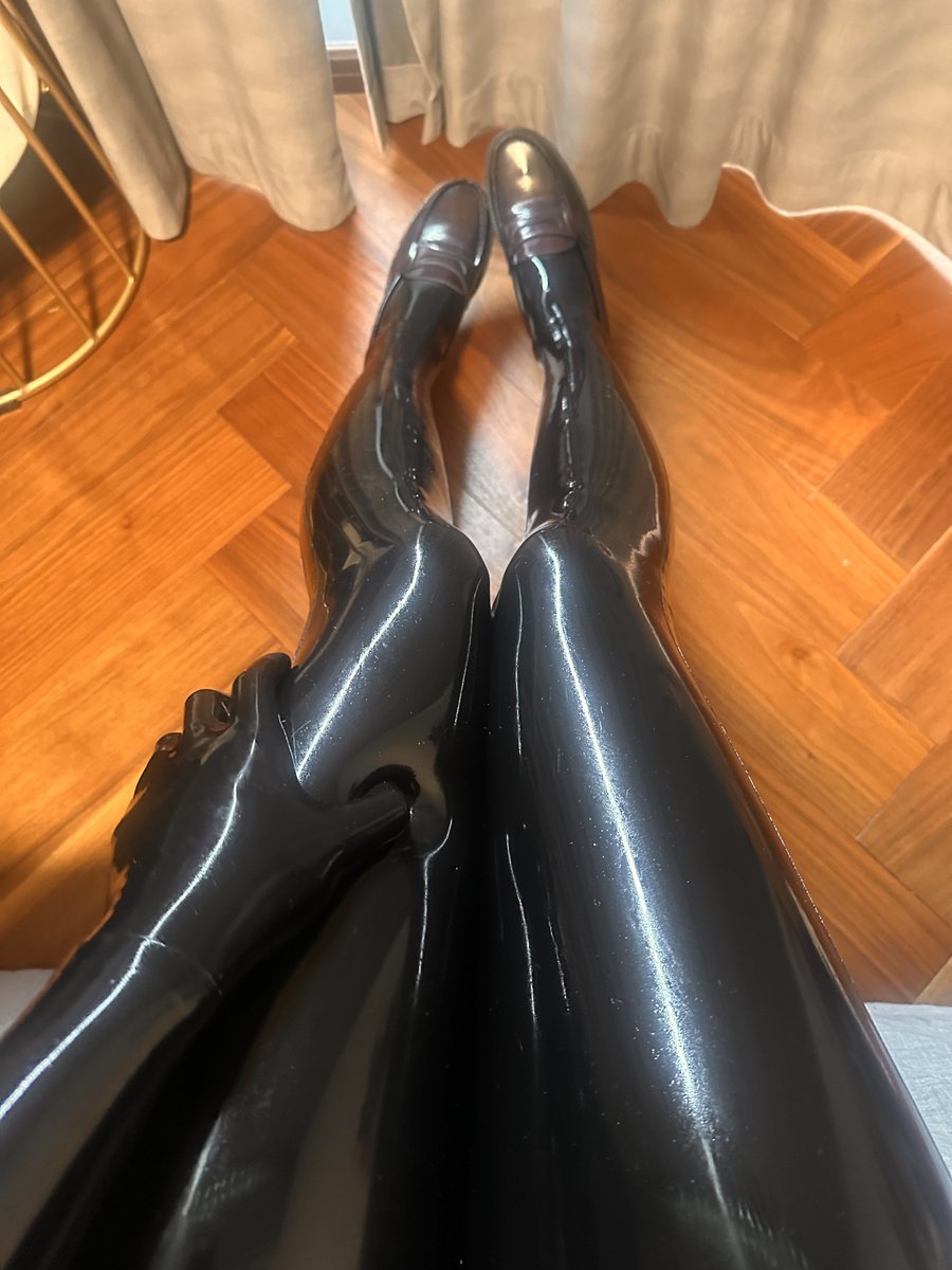 gugukiger's tweet photo. 这是什么 ���一捏😗
#胶衣 #latex https://t.co/xLtho7hURJ