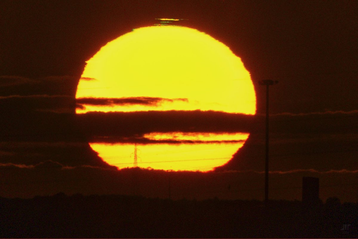 PlanetarioMad's tweet photo. Todo lo que está pasando en la Luna 🌘 es espectacular 😍, pero... ¿un poquito de Sol? ☀️
Pues aquí lo tenéis gracias a @perezrayego 📷
Atardecer del miércoles 8 📆 en Mérida 📌 https://t.co/Kk2N09yB69