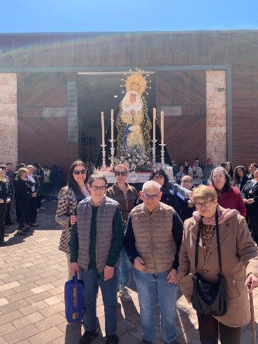 ASOCIACIONFUEN3's tweet photo. El pasado viernes día 27 de marzo un pequeño grupo de personas usuarias realizaron una visita guiada de la mano de Gregorio en las instalaciones de la Cofradía de “Nuestra Señora de la Esperanza”. https://t.co/77alEjoD2c